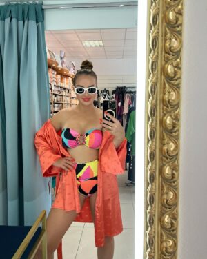 Veronika Nízlová Instagram - NOVINKA U NAS V @yvlinlevice_spodnabielizen 😈Obojstranne plavky z Kolumbie, zamilovala som si ich na prvy pohlad, daju sa nosit aj s ramienkami aj bez, v kvetinkovej verzii su dostupne aj odnimatelne rukaviky, brazilske nohavicky so snurovackou a vysokym pasom krasne predlzia nohy❤️☀️K tomu som zvolila satenovy zupan DKNY, dostupne u nas na predajni @yvlinlevice_spodnabielizen 🔥Posielame aj na dobierku!