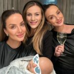 Veronika Nízlová Instagram – 28rokov priatelstva, zoznamili sme sa v spevackej sutazi Hviezdicka, @monikasuchanek spievala Don’t speak a my Lady z cokolady, v Nemecku na Kinderfeste v Drazdanoch Macarenu, kupili sme si tam prve porcelanove babiky do zbierky, pisali sme si listy, neskor studovali na rovnakej vysokej skole a doteraz sme NAJlepsie kamaratky🫶🏼 A stretavame sa konecne ako mamy❤️