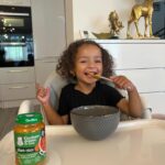 Veronika Nízlová Instagram - Milé mamičky, ako ste na tom vy a príkrmy? Nea si ich ide odkedy ich ochutnala, akurát si ich vypýta s extra ryžou alebo cestovinami😋 Priznám sa, že keď som nemala čas variť večeru, použila som ho ako omáčku na ryžu a musím priznať, že chutilo celej rodine😁 Čo je obrovským benefitom, príkrmy od @gerber_czsk obsahujú kombináciu surovín pestovaných na certifikovaných organicých farmách, kde je braný ohľad na prirodzený spôsob pestovania a dozrievania všetkých plodín. * 100% rastlinná výživa pre našich najmenších * Pestrá kombinácia ingrediencií na objavovanie nových chutí * Naozajstná chuť starostlivo vybraných surovín #gerber#gerberczsk#prikrmy#spolupraca