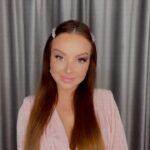 Veronika Nízlová Instagram - Dievčatá a žienky, ake sú vaše skúsenosti s umelými mihalnicami? Používate? S lepením mihalničiek som sa kedysi natrápila, ale tomu je odteraz koniec!!!👏🏼Objavila som mihalnice od @kissproducts a je to naozaj hračka!!! Ktore sa vam pacia viac? 💣Umelé mihalnice imPRESS Press-on Falsies sú prvými mihalnicami, ktoré sa aplikujú iba v 1 kroku (nalep a hotovo), sú to samolepiace mihalnice s vopred aplikovaným spojivom, nevyžadujú teda použitie lepidla, a umožnia vám bleskurýchle vylepšiť svoje mihalnice! Vďaka jednoduchej aplikácii sú tieto mihalnice ideálne pre každého, nováčikov aj odborníkov.🖤 Pri ich odstraňovaní sa vlastné mihalnice nepoškodzujú a nezostávajú na nich žiadne zvyšky lepidla. Bezpečne držia 24 hodín. Určite si musíte vyskúšať tieto prelomové mihalnice!🤩 🖤 Mihalnice MLBB „My Lash But Bolder“: Sú 3D mihalnice s najväčším objemom s doposiaľ najtenším pásikom. Nový neutrálny objem vhodný na každý deň! Mihalničky sú tak ľahučké, že ich vôbec necítite a nalepené sú raz-dva-tri👌🏻 Súčasťou balenia je aj lepidlo KISS Lash Couture Oat Lash Adhesive, ktoré drží perfektne! 💅🏻Ďalšou skvelou vychytávkou sú samolepiace nechty KISS IMPRESS COLOR a KISS BARE BUT BETTER NAILS💅🏻 Ľahká, rýchla a pohodlná aplikácia– stačí  pritlačiť a ísť! Nie je nutné použiť lepidlo. Dlho a bezpečne držia a nepoškodzujú prirodzené nechty. Sú vyrobené s použitím recyklovaného papiera a sójového atramentu pre ochranu prírody a ekologickosť… #imPRESSPartner #imPRESSFalsies #pressonlashes #lashclusters #underlashapplication #lashinaflash #KISSMLBB #MyLashButBolder #MLBBlashes #KISSlashes #KISSpartner#kissproducts