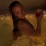 Veronika Nízlová Instagram - Aj ked sa leto blizi pomaly ku koncu, so @sanika_group ho mozeme mat po cely rok🩵🔥❤️🔥🖤🔥💙🔥🩷🔥💚🔥💜 #jacuzzi#cheers