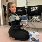 Veronika Nízlová Instagram - Čas letí, opäť tu máme jeseň 🍂🍃🍁a ja som znovu vytiahla moje osvedčené vychytávky proti nadmernej vlhkosti v domácnosti🩵💦 💦POHLCOVAČ VLHKOSTI CERESIT AERO 360💦 Nespotrebováva žiadnu elektrickú energiu a nevydáva žiadny zvuk. Funguje na základe absorbčných tabliet, ktoré absorbujú vlhkosť zo vzduchu a premieňajú ju na tekutinu. Tableta vydrží cca 1-2 mesiace. Okamžitý účinok – prvé kvapky sú viditeľné už behom 12 hodín. Jeho použitie je bezpečné a jednoduché vďaka špeciálnemu odtokovému ventilu a systému proti vyliatiu. Je vhodný do viacerých miestnosti, my ho využívame hlavne na chodbe pri sušení prádla, v kuchyni a v pivnici. 💦Absorpčné vrecúška CERESIT 50g💦ktoré pohlcujú prebytočnú vlhkosť, sú vhodné pre veľmi malé priestory do 1-2 m2, ako sú šatníky, skrine, zásuvky a botníky. Hydroskopické perličky absorbujú prebytočnú vlhkosť a premenia ju na gel. Trvanlivosť je 4–6 týždňov, keď sa granulát zmení na gel, vymeňte ho za nový. @ceresit.stopvlhkosti #ceresit #stopvlhkosti #zdravydomov #spolupraca www.stopvlhkosti.sk
