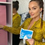 Veronika Nízlová Instagram – Aj vás trápi prebytočná vlhkosť vo vašej domácnosti? 💦Ja už niekoľko mesiacov používam tieto vychytávky👇🏼
POHLCOVAČ VLHKOSTI CERESIT AERO 360° Kúpeľňa
•
💦Dalšia skvela vec, ktorá nesmie u nas v kupelni chybat, kedže po každom kupeli sú u nás zarosené okná aj zrkadlo💦
• dokáže nasávať väčšiu vlhkosť a nárazovú vlhkosť.
• Používa sa nielen v kúpeľni, ale je vhodný aj do kuchyne, prádelne, garáže atd.
• Behom svojej činnosti prístroj nespotrebováva elektrickoú energiu a má veľmi jednoduché použitie.
• Vysokú efektivitu prístroja zaisťuje jeho aerodynamický tvar umožňujúci 360° cirkuláciu vzduchu.
• Prístroj pracuje s tabletami s technologiou 2 v 1 – pohlcovanie vlhkosti a zápachu
• Okamžitý účinok– prvé kvapky sú viditeľné už behom 6 hodín.

Absorpčné vrecúška CERESIT 50g, ktoré pohlcujú prebytočnú vlhkosť, sú vhodné pre veľmi malé priestory do 1-2 m2, ako sú šatníky, skrine, zásuvky a botníky. Hydroskopické perličky absorbujú prebytočnú vlhkosť a premenia ju na gel. 

Trvanlivosť je 4–6 týždňov, keď sa granulát zmení na gel, vymeňte ho za nový.

@ceresit.stopvlhkosti #ceresit #stopvlhkosti #zdravydomov #spolupraca www.stopvlhkosti.sk