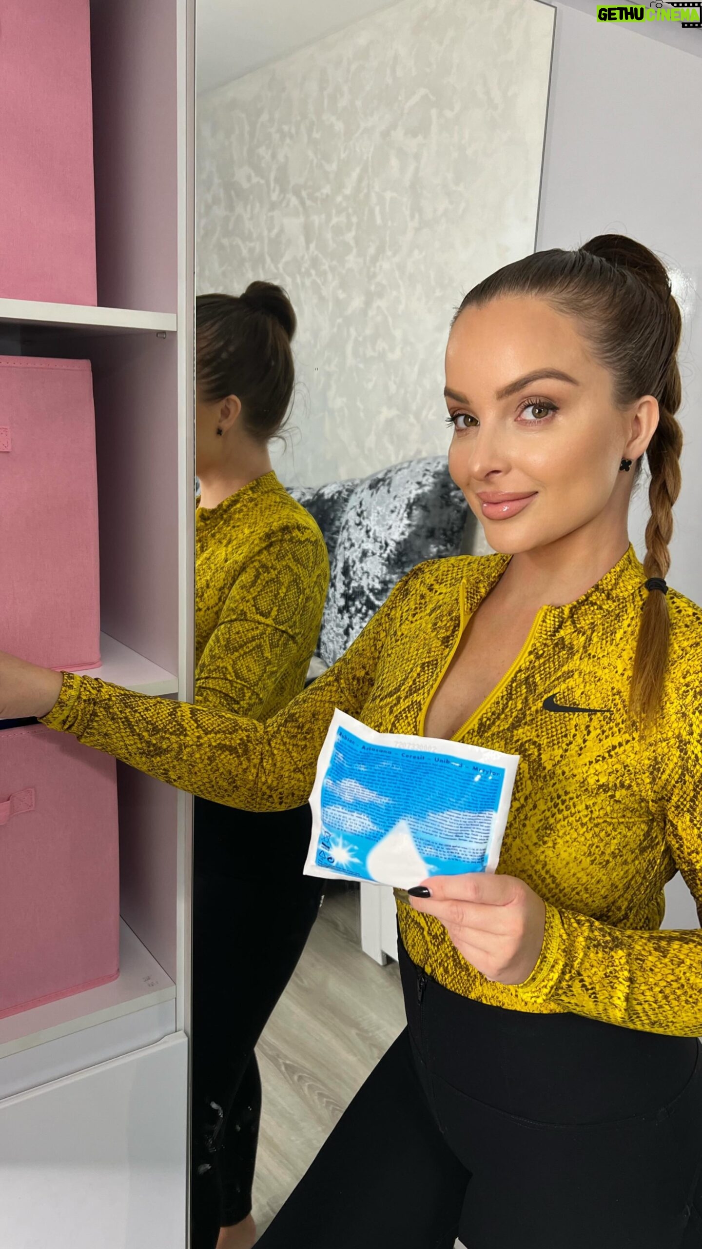 Veronika Nízlová Instagram - Aj vás trápi prebytočná vlhkosť vo vašej domácnosti? 💦Ja už niekoľko mesiacov používam tieto vychytávky👇🏼 POHLCOVAČ VLHKOSTI CERESIT AERO 360° Kúpeľňa • 💦Dalšia skvela vec, ktorá nesmie u nas v kupelni chybat, kedže po každom kupeli sú u nás zarosené okná aj zrkadlo💦 • dokáže nasávať väčšiu vlhkosť a nárazovú vlhkosť. • Používa sa nielen v kúpeľni, ale je vhodný aj do kuchyne, prádelne, garáže atd. • Behom svojej činnosti prístroj nespotrebováva elektrickoú energiu a má veľmi jednoduché použitie. • Vysokú efektivitu prístroja zaisťuje jeho aerodynamický tvar umožňujúci 360° cirkuláciu vzduchu. • Prístroj pracuje s tabletami s technologiou 2 v 1 - pohlcovanie vlhkosti a zápachu • Okamžitý účinok– prvé kvapky sú viditeľné už behom 6 hodín. Absorpčné vrecúška CERESIT 50g, ktoré pohlcujú prebytočnú vlhkosť, sú vhodné pre veľmi malé priestory do 1-2 m2, ako sú šatníky, skrine, zásuvky a botníky. Hydroskopické perličky absorbujú prebytočnú vlhkosť a premenia ju na gel. Trvanlivosť je 4–6 týždňov, keď sa granulát zmení na gel, vymeňte ho za nový. @ceresit.stopvlhkosti #ceresit #stopvlhkosti #zdravydomov #spolupraca www.stopvlhkosti.sk