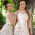 Veronika Nízlová Instagram - Prazdniny su sice na konci, ale pocasie nam viac nez praje a leto este nie je na konci ani nahodou.. Oslav a zahradnych party je neurekom a ked Vam uz dochadzaju napady, co si obliect, v novej kolekcii @orsay , ktora ma priznacny nazov GARDEN PARTY, najdete tipov na outfity viac nez dost. Nam sa este aj podarilo takto zladit!!! Zlavovy kod TWINS25 platí od 29. - 31. 8. - len na kolekciu Garden Party 🎉 #orsaysk #orsay #spolupraca @sona_bacikova_photogallery 📸