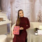 Veronika Nízlová Instagram - Vianočné balenie @collalloc je špeciálna edícia, ktorá vzniká každý rok v spolupráci so zaujímavým umelcom alebo štúdiom🎁🎄❤️ Collalloc beriem už roky rokúce, naozaj ho treba pravidelne dopĺňať a pokiaľ ešte nemáte vianočné darčeky, myslím, že toto nádherné balenie by potešilo každého🎁🤍 Prečo je užívanie kolagénu také dôležité? Vďaka collalloc sa zlepšuje stav pokožky, spomaľuje proces starnutia, potláča vrásky, strie a celulitídu. Vaša pokožka bude jemná, vysoko hydratovaná a vyživená. Posilníte si vlasy, podporíte ich rast, objem, pružnosť a pevnosť. Posilníte si nechty, prestanú sa trhať a lámať. collalloc vám umožní pohybovať sa bez obmedzení. Chrupavky, väzy a šľachy dostanú správnu výživu. Po cvičení sa rýchlejšie zotavíte a vybudujete si svalovú hmotu. Udržíte si energiu. #collalloc#vianoce#spolupraca#kolagen