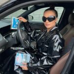 Veronika Nízlová Instagram - Chystáme sa opäť na ďalší výlet❤️ V aute nám už nejakú dobu nesmú chýbať špeciálne absorpčné CERESIT vrecúška do auta💦 Moja obľúbená vychytávka, hlavne keď sa chystáme na rodinný výlet!🚍❤️ Vrecúška sú určené pre absorbciu vyššej vlhkosti v aute. Keď ide viac ľudí autom, priestor sa zadýcha, zarosí alebo keď deti prídu mokré z výletu alebo sa vraciate z lyžovačky, to sú momenty, kedy je aj v aute vyššia vlhkosť. Absorpčné vrecúška do auta uložíte do kufra alebo do priehradky, prípadne pod sedadlo auta. POHLCOVAČ VLHKOSTI CERESIT AERO 360° Kúpeľňa: Ďalšia skvelá vec, ktorá nesmie u nás v kúpeľni chýbať, keďže po každom kúpeli sú u nás zarosené okná aj zrkadlo💦 • dokáže nasávať väčšiu vlhkosť a nárazovú vlhkosť. • Používa sa nielen v kúpeľni, ale je vhodný aj do kuchyne, práčovne, garáže atd. • Behom svojej činnosti prístroj nepotrebuje elektrickú energiu a má veľmi jednoduché použitie. • Vysokú efektivitu prístroja zaisťuje jeho aerodynamický tvar umožňujúci 360° cirkuláciu vzduchu. • Prístroj pracuje s tabletami s technológiou 2 v 1 - pohlcovanie vlhkosti a zápachu. • Okamžitý účinok– prvé kvapky sú viditeľné už behom 6 hodín. @ceresit.stopvlhkosti #ceresit #stopvlhkosti #zdravydomov #spolupraca www.stopvlhkosti.sk