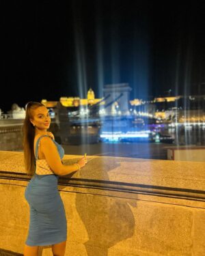 Veronika Nízlová Instagram - Szia Budapest🖤🤩