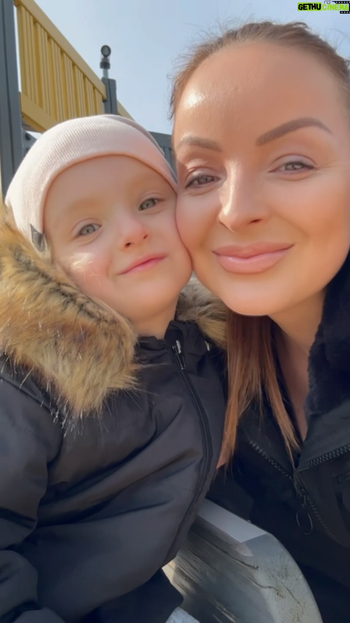 Veronika Nízlová Instagram - Konecne sa zjarnieva a mozeme vybehnut von na preliezky a nadychat sa cerstveho vzduchu🫶🏼 Pre niekoho mozno malickost, ale pre mna su to magicke momenty plne stastia s tymito mojimi laskami🙏🏻❤️