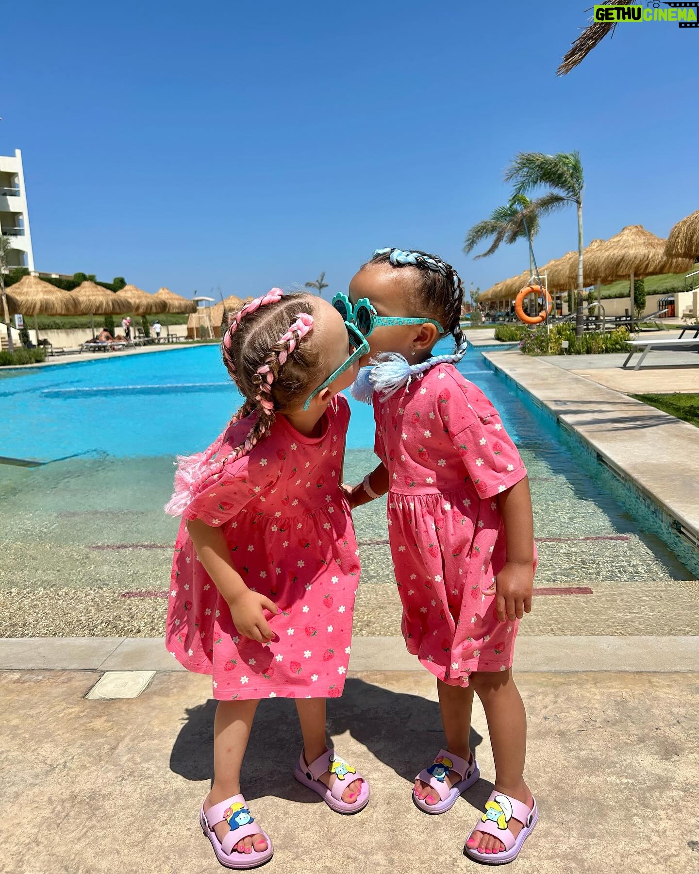 Veronika Nízlová Instagram - Najvacsia radost tieto nase dve lasky❤️❤️ #linda #nea #cousins #egypt #vacation