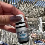 Veronika Nízlová Instagram - Tieto probiotické kvapky od BEBACARE nosíme vždy so sebou hlavne na cestách. Obsahujú kľúčový probiotický kmeň Lacticaseibacillus rhamnosus, vďaka ktorému je vhodný pri akútnych 💩 aj pri bolestiach bruška. Taktiež sa podávajú pri liečbe antibiotikami🤍🙏🏻 Dôležité upozornenie: Doplnok stravy nie je vhodný ako jediný zdroj výživy. @nestlebabyczsk #nestlebaby#bebacare#flora#spolupraca