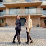 Veronika Nízlová Instagram - HILLHOME . pozdravuje👋🏻 Podzim pomalu končí a kopce začínají být čím dál víc bílé. ❄️❄️ Ano i Martin na bílém koni pomalu přijíždí i na Donovaly a právě v tomto sychravém chladném počasí je čas na wellness a kde jinde si dopřát privátní saunu🧖‍♀️ než přímo v apartmánu a relaxovat u skleničky vína při atmosféře krbu?🙋‍♀️🍷 Apartmán si ví užít nejen páry nebo rodinky, ale třeba i parta přátel na relax. My s ženami @danielatwiins a @veronikatwiins už chystáme babský víkend na oddych a wellness🙋‍♀️💯🍷. A co tak si k tomu užit i jesennou akcii a vychutnat si dvě 30 min. masáže při pobytu na 3 noci.😉 V případě zájmu mě neváhejte kontaktovat telefonicky na 00421 948 899 789 nebo mailom hillhomedonovaly@gmail.com #donovaly #ubytovanienaslovensku #hory #pobytvprirode #tatry #apartman #romantika #turistika #letonahorach #parksnowdonovaly #zazi #cestujeme #velkafatra #dovolenkarka