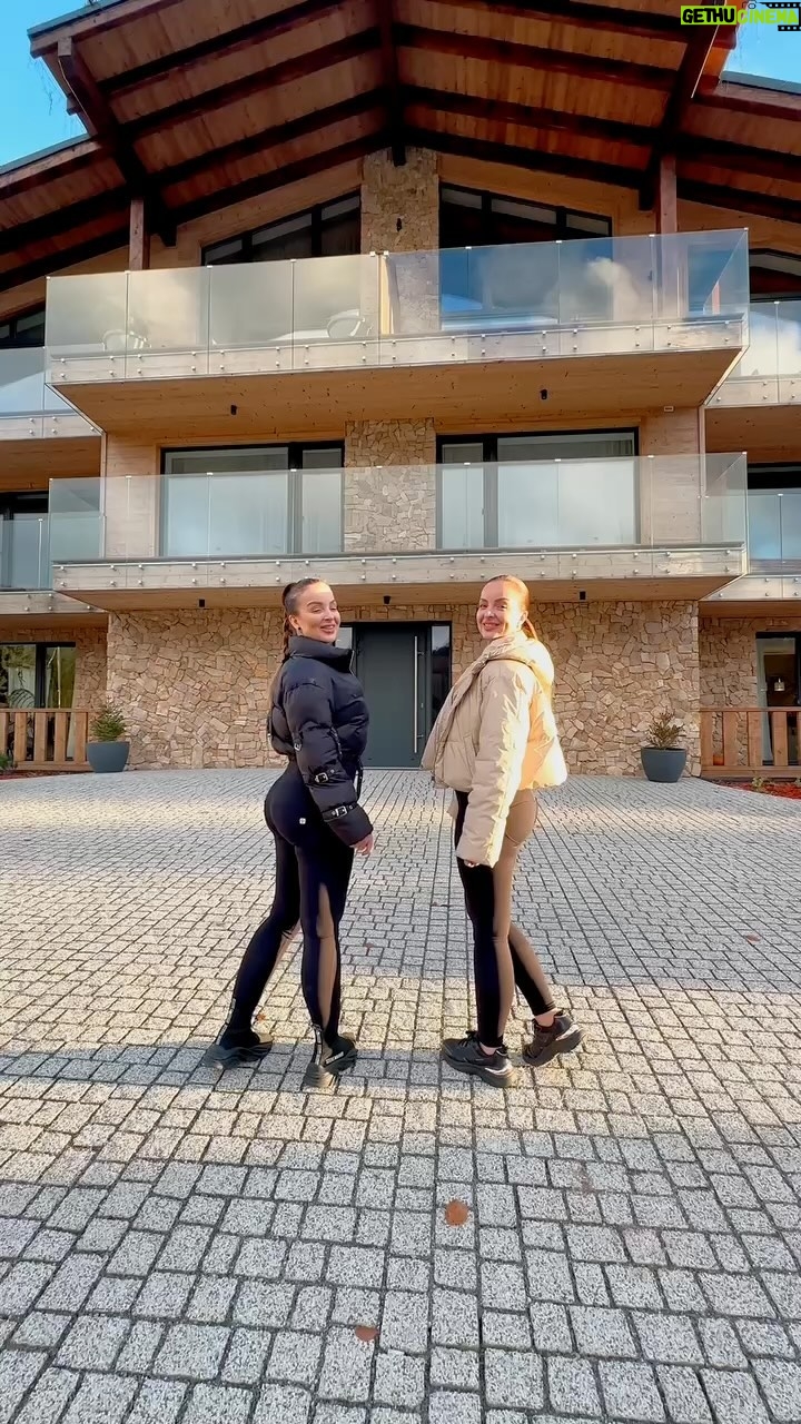 Veronika Nízlová Instagram - HILLHOME . pozdravuje👋🏻 Podzim pomalu končí a kopce začínají být čím dál víc bílé. ❄️❄️ Ano i Martin na bílém koni pomalu přijíždí i na Donovaly a právě v tomto sychravém chladném počasí je čas na wellness a kde jinde si dopřát privátní saunu🧖♀️ než přímo v apartmánu a relaxovat u skleničky vína při atmosféře krbu?🙋♀️🍷 Apartmán si ví užít nejen páry nebo rodinky, ale třeba i parta přátel na relax. My s ženami @danielatwiins a @veronikatwiins už chystáme babský víkend na oddych a wellness🙋♀️💯🍷. A co tak si k tomu užit i jesennou akcii a vychutnat si dvě 30 min. masáže při pobytu na 3 noci.😉 V případě zájmu mě neváhejte kontaktovat telefonicky na 00421 948 899 789 nebo mailom hillhomedonovaly@gmail.com #donovaly #ubytovanienaslovensku #hory #pobytvprirode #tatry #apartman #romantika #turistika #letonahorach #parksnowdonovaly #zazi #cestujeme #velkafatra #dovolenkarka