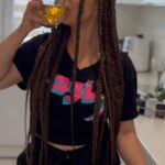 Veronika Nízlová Instagram - Dlhý deň? Žiaden problém! @hellenergy je skvelá spoločnosť aj po ťažkých prebdených nociach, pretože všetci musíme zvládnuť dni, keď sme 24 hodín denne na nohách. A okrem toho má skvelú osviežujúcu chuť ❤️🔥 @hellenergysk #hellenergy #spolupráca