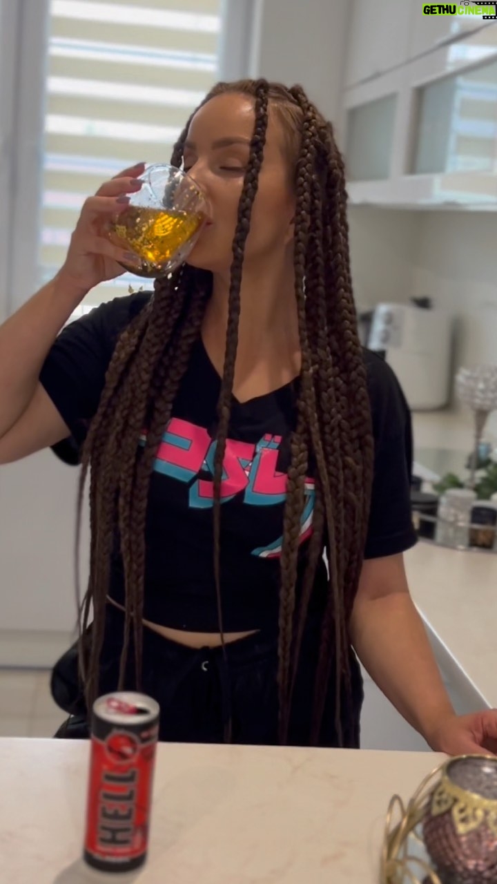 Veronika Nízlová Instagram - Dlhý deň? Žiaden problém! @hellenergy je skvelá spoločnosť aj po ťažkých prebdených nociach, pretože všetci musíme zvládnuť dni, keď sme 24 hodín denne na nohách. A okrem toho má skvelú osviežujúcu chuť ❤️🔥 @hellenergysk #hellenergy #spolupráca