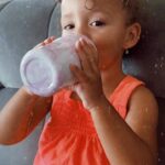 Veronika Nízlová Instagram - V tychto horucich letnych dnoch ☀️Nea pije jej oblubene “meme” BEBA COMFORT 4 ovela castejsie ako kedykolvek predtym (v ramci odporucanej dennej davky) 🍼Ako je to u vas? Aj vasim detickam v tomto teple tolko nechuti jest a vypytaju si radsej mliecko?🤍 @bebaczsk @nestleczsk #bebacomfort#nestle#nestlebaby#spolupraca