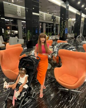 Veronika Nízlová Instagram - Dovolenka pokračuje, tentokrát  v novom Joolz Aer  Chic Renaissance @myjoolz_czech_slovak 🖤

Najuvedomelejší kompaktný kočík na cestovanie✈️🛳️🚘🚉 S nami už precestoval toho až až!!!

Inovácie:

Širšia a dlhšia slnečná strecha UPF 50  pre lepšiu ochranu pred slnkom
Úplný ľah do roviny – kvalitnejší spánok
Vylepšená vložka sedadla, nové ramenné popruhy a operadlo – väčší komfort pre dieťa
Možnosť inštalácie LED osvetlenia – bezpečnosť a viditeľnosť za šera aj za tmy
Nový a vylepšený dizajn kolies – komfortná jazda
Širší kôš s nosnosťou 5kg – praktické odkladanie
Jeden z najľahších na trhu s hmotnosťou 6kg
Ultra kompaktný s ITATA v rozmeroch 45x 53,5 x 21,5 cm 
Technika skladania jednou rukou
Veľkým benefitom, ako je priestorné sedadlo pre deti od 6 mesiacov do 4/5rokov (do 22 kg) 🖤