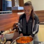 Veronika Nízlová Instagram - Tip na nedelny obed! 1kg hovadzieho masa 1kg mrkvy 0,5kg petrzlenu 250g zeleru 1,5l hovadzieho vyvaru(alebo 3kocky bujonu) 1cibula 4platky udenej slaniny 5PL cukru 1PL horcice 3PL octu 3bobkove listy 5guliciek cierneho a noveho korenia Sol podla chuti Knedla Dobru chut🙏🏻👩🏻‍🍳