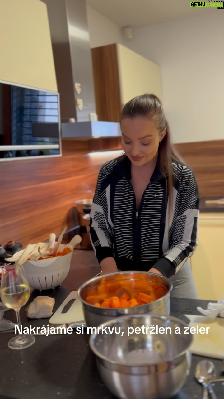 Veronika Nízlová Instagram - Tip na nedelny obed! 1kg hovadzieho masa 1kg mrkvy 0,5kg petrzlenu 250g zeleru 1,5l hovadzieho vyvaru(alebo 3kocky bujonu) 1cibula 4platky udenej slaniny 5PL cukru 1PL horcice 3PL octu 3bobkove listy 5guliciek cierneho a noveho korenia Sol podla chuti Knedla Dobru chut🙏🏻👩🏻🍳
