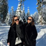 Veronika Nízlová Instagram - Toto je energia, co nas dobija, slnko a zimna atmosfera zasnezenych Tatier❄️ Zelame Vam krasny vikend, uzivajte kazdy okamih🙏🏻 #tatry #vysoketatry #lucivna #familytrip #sisters #twins #twiins