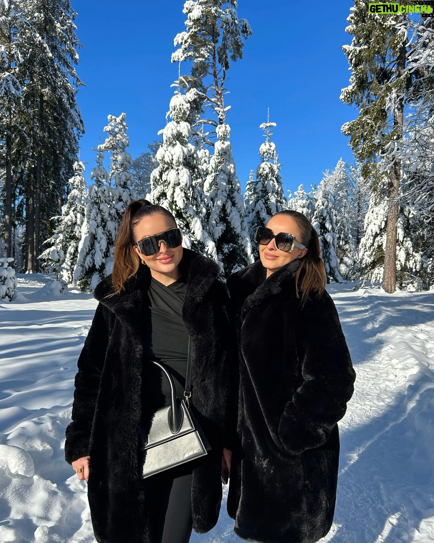 Veronika Nízlová Instagram - Toto je energia, co nas dobija, slnko a zimna atmosfera zasnezenych Tatier❄️ Zelame Vam krasny vikend, uzivajte kazdy okamih🙏🏻 #tatry #vysoketatry #lucivna #familytrip #sisters #twins #twiins