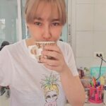 Vichuda Pindum Instagram - ปัญจขันธ์9คอฟฟี่ กาแฟเพื่อสุขภาพ หอม อร่อย กลมกล่อม ใช้หญ้าหวานแทนน้ำตาล ครีมมะพร้าวและครีมรำข้าวให้รสชาติเป็นเอกลักษณ์ -ช่วยบำรุงสมองและสายตา สดชื่น กระปรี้กระเปร่า -บำรุงตับ ดีท็อกซ์สารพิษ -ลดระดับไตรกลีเซอร์ไรด์คอเลสเตอรอล ไขมันละน้ำ ตาลในเลือด -ช่วยให้เลือดไหลเวียนดีขึ้น ปรับความดันโลหิตให้อยู่ในระดับปกติ -ต้านอนุมูลอิสระ ชะลอวัย เสริมภูมิคุ้มกัน **สารสกัดเด่นในสูตร** เจียวกู่หลาน /อาร์ติโชค/ พลูคาว/ มะขามป้อม ครีมเทียมจากมะพร้าว ทางเลือกใหม่ของคนรักกาแฟใส่ครีม กาแฟโรบัสต้า/อาราบิก้า ครีมน้ำมันรำข้าว อาร์ติโชคลดไขมัน ลดคอเลสเตอรอล บำรุงหัวใจและตับ ลดระดับไตรกรีเซอไรด์ ลดไขมันไม่ดีและเพิ่มไขมันดี *แคลต่ำ ไม่มีน้ำตาล ไม่มีไขมันทรานส์ ไม่มีคอเลสเตอรอล ❤️สั่งซื้อที่ไลน์@wowhealthy❤️ #กาแฟปัญจขันธ์9 #กาแฟสุขภาพ #pananchita #แหม่มวิชุดา #กาแฟพี่แหม่ม