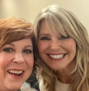 Vicki Lawrence Instagram - Got to #fangirl out today at Steel City Con in #pittsburgh 
@christiebrinkley and @officialbeverlydangelo It’s so fun to be me😊 #thanksgirls❤️