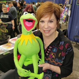Vicki Lawrence Instagram - So many celebrities at #comiccon in #providence. You never know who you’ll meet❤️ #muppets #kermit
