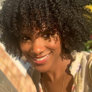 Vicky Jeudy Instagram - I love my beautiful crown :-) 
Yay for the @thecrownact 
Last year California signed The Crown Act aka creating a respectful & open work place for Natural hair💕