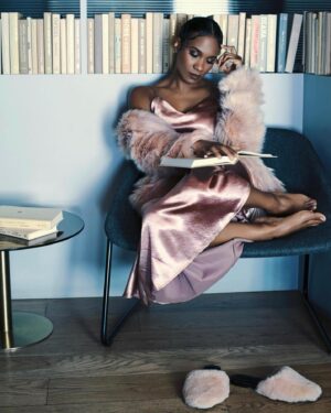 Vicky Jeudy Instagram - On the hunt for an amazing book, any recommendations? #MotivationalBook #Book #VickyJeudy