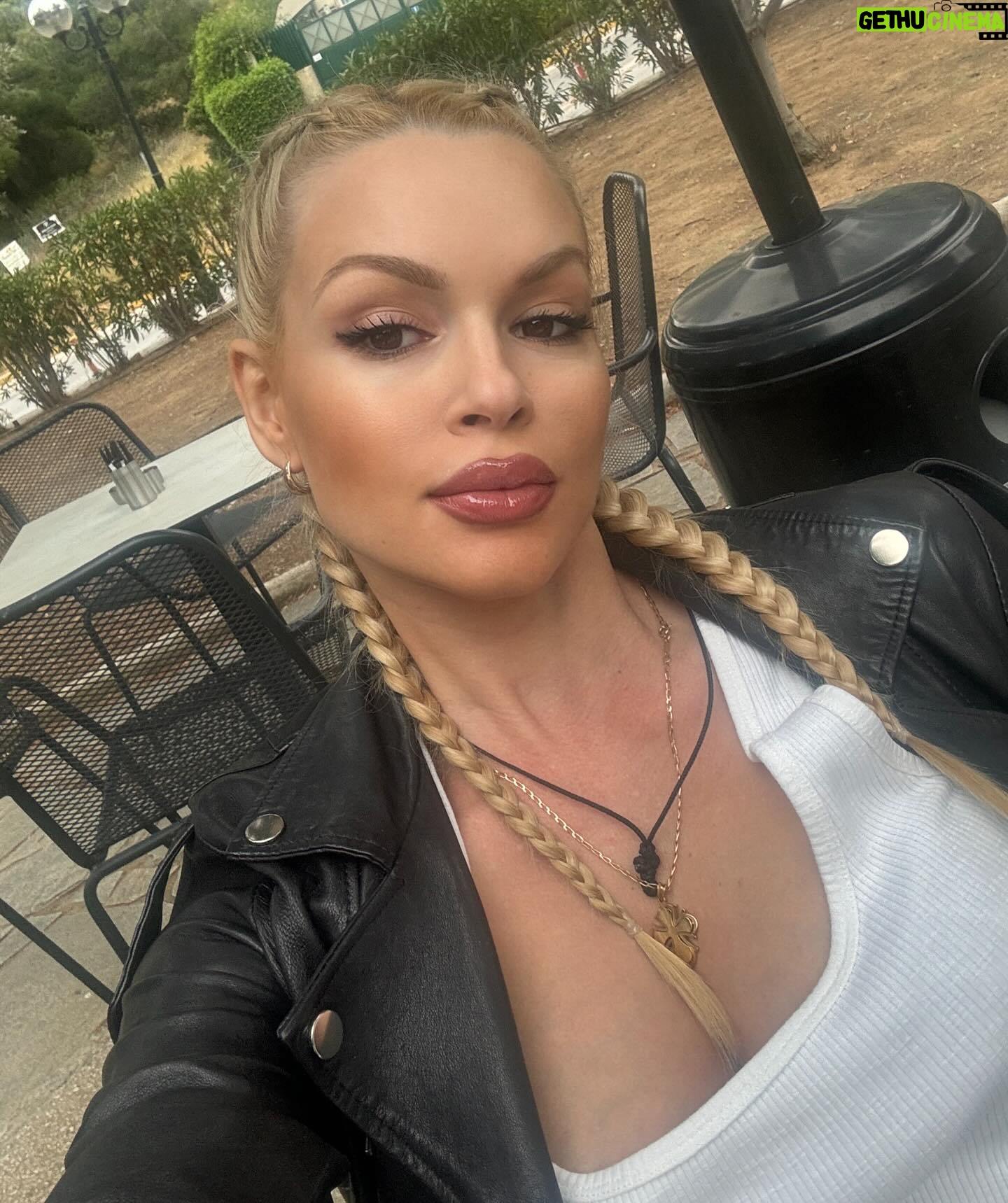 Vicky Kavoura - 3 Likes - Καλημέρα🌼
#spring #actress #morning
