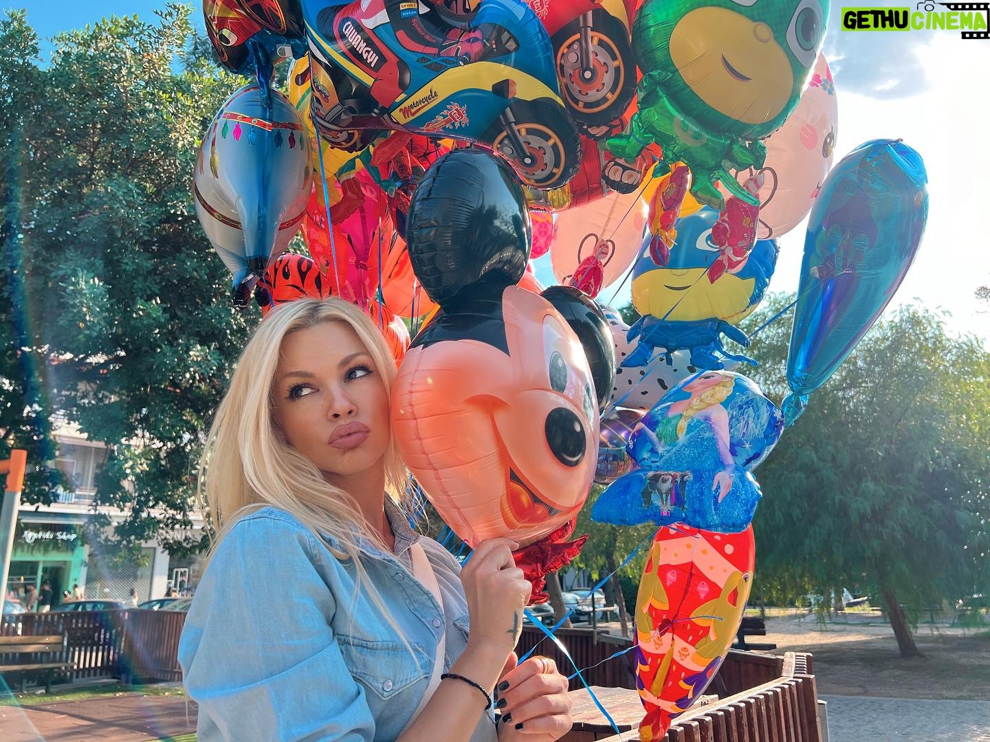Vicky Kavoura Instagram - Εσένα,σε κάνουν χαρούμενη-ο τα μπαλόνια ή…εγω έχω παραμείνει παιδί? 😂 Μην ξεχνιόμαστε,από αυριο σε περιμένουμε στο @theatrovempo! Βρες τα εισιτήρια σου στα στορι μου-μας ♥️ @antres_me_ta_ola_tous #ladiesnight ! • • #balloons #happy #colorful #life #actress #instadaily #instapic 🎈