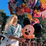 Vicky Kavoura Instagram - Εσένα,σε κάνουν χαρούμενη-ο τα μπαλόνια ή…εγω έχω παραμείνει παιδί? 😂 Μην ξεχνιόμαστε,από αυριο σε περιμένουμε στο @theatrovempo! Βρες τα εισιτήρια σου στα στορι μου-μας ♥️ @antres_me_ta_ola_tous #ladiesnight ! • • #balloons #happy #colorful #life #actress #instadaily #instapic 🎈