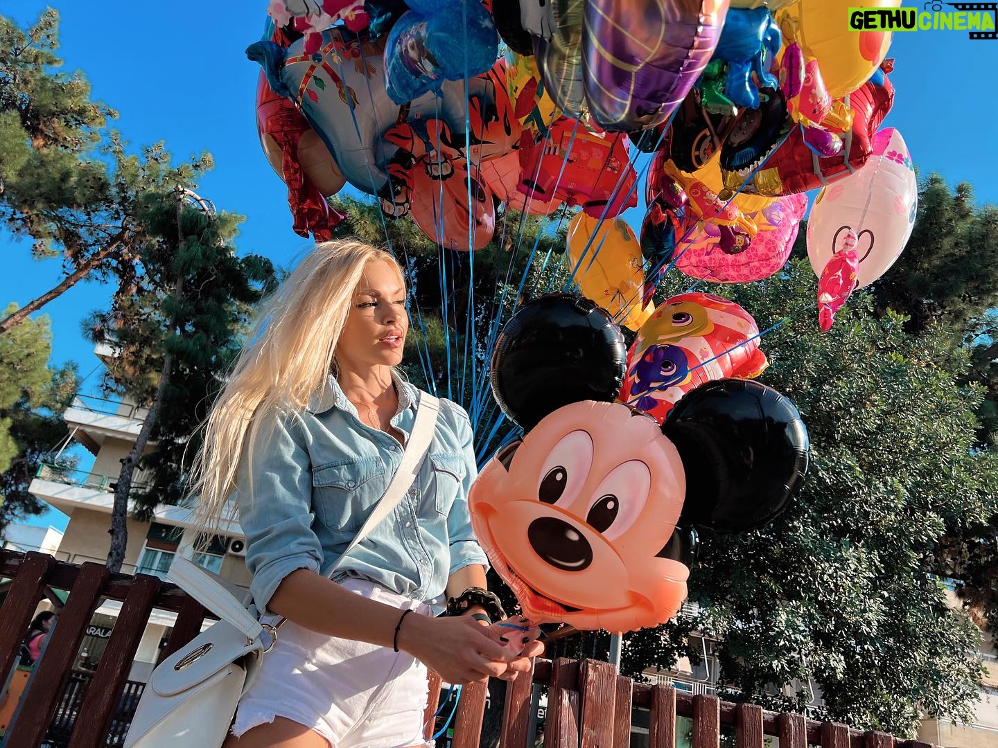 Vicky Kavoura Instagram - Εσένα,σε κάνουν χαρούμενη-ο τα μπαλόνια ή…εγω έχω παραμείνει παιδί? 😂 Μην ξεχνιόμαστε,από αυριο σε περιμένουμε στο @theatrovempo! Βρες τα εισιτήρια σου στα στορι μου-μας ♥️ @antres_me_ta_ola_tous #ladiesnight ! • • #balloons #happy #colorful #life #actress #instadaily #instapic 🎈