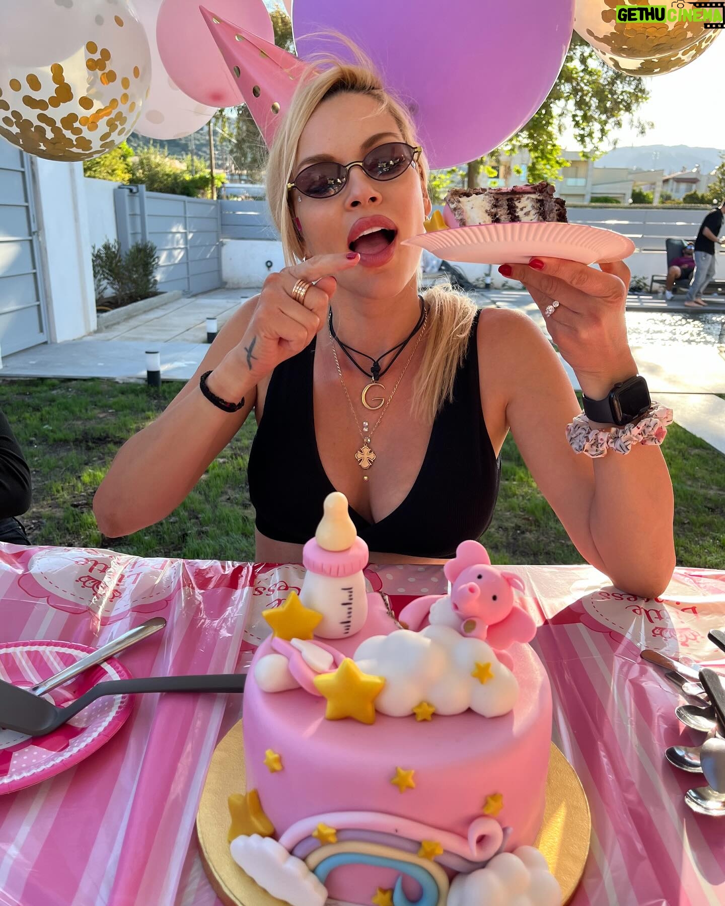 Vicky Kavoura - 3 Likes - 💞🍼⭐️
Το party μας! #blessed 🙏🏽
#partytime
#babyshower
#Μ