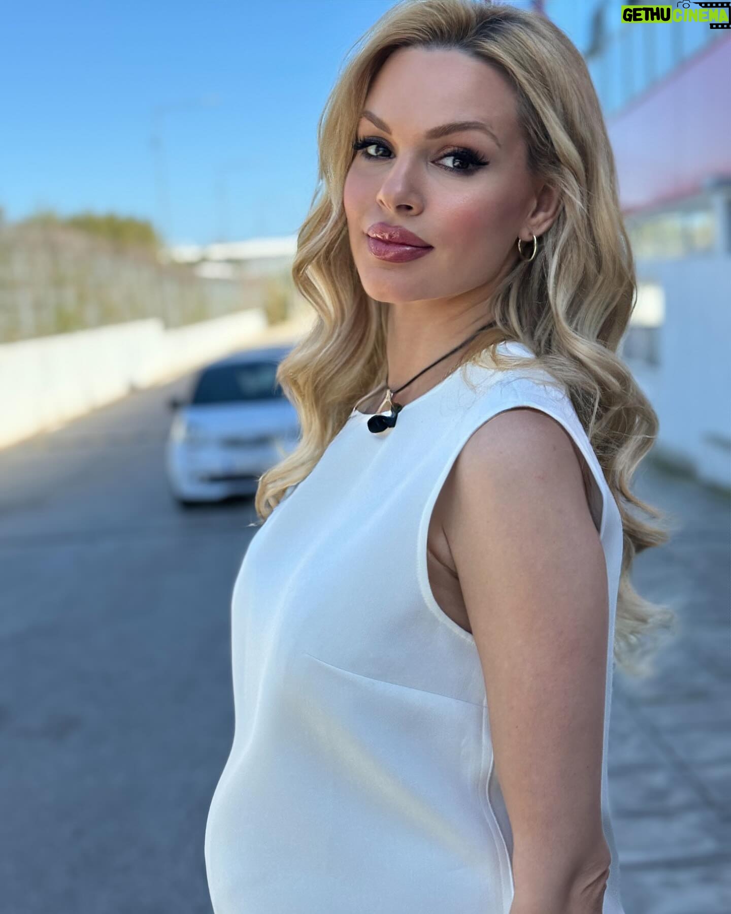 Vicky Kavoura - 3 Likes - Καλύτερα δεν γινεται 🤍
#indeed 🤍
#makeup @irina_makeup_art
#styling @pantelios_michail
#hairstylist @konstantinosavgerinos 💇♀️
#show #tvshow #weekendvibes