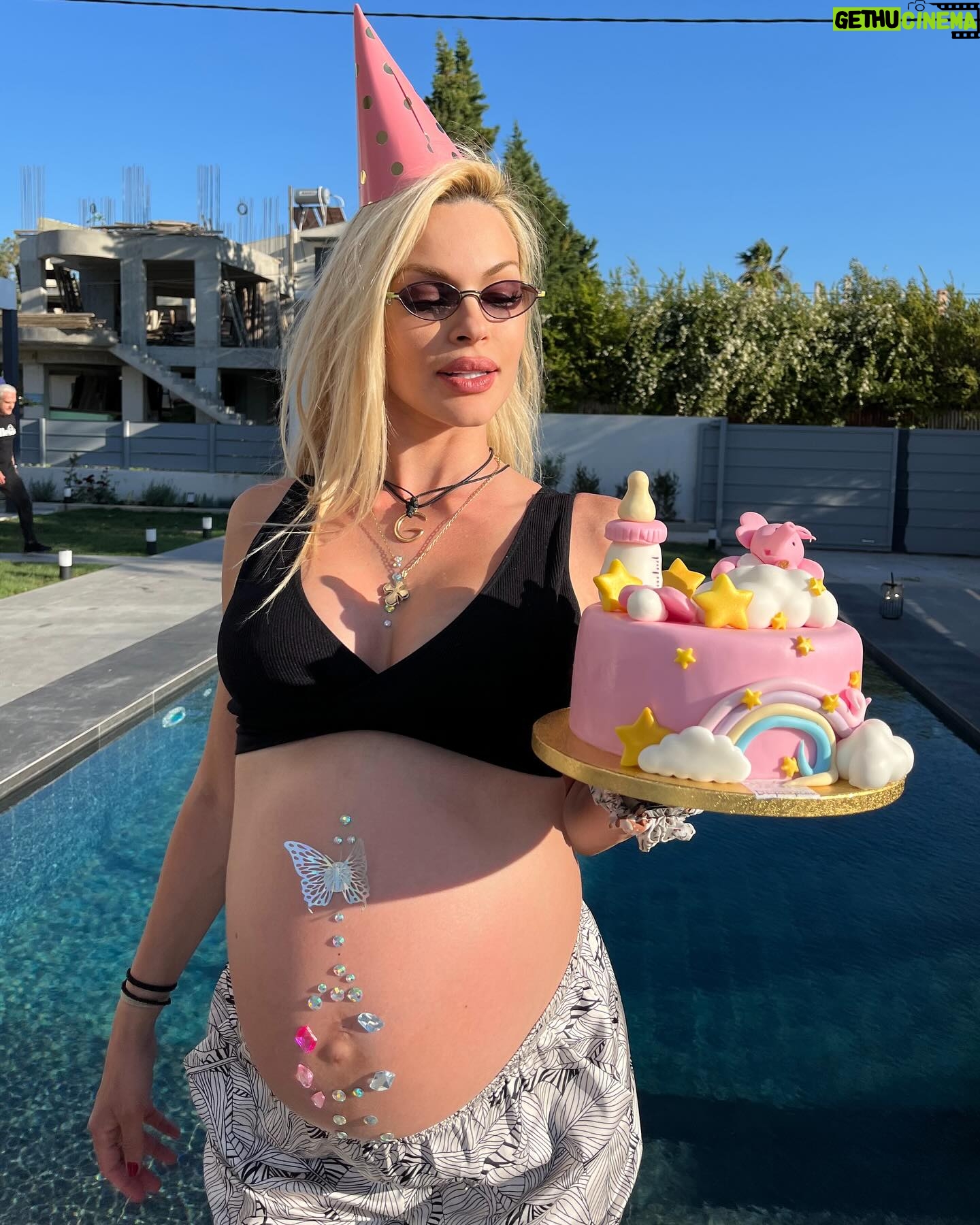 Vicky Kavoura - 3 Likes - 💞🍼⭐️
Το party μας! #blessed 🙏🏽
#partytime
#babyshower
#Μ