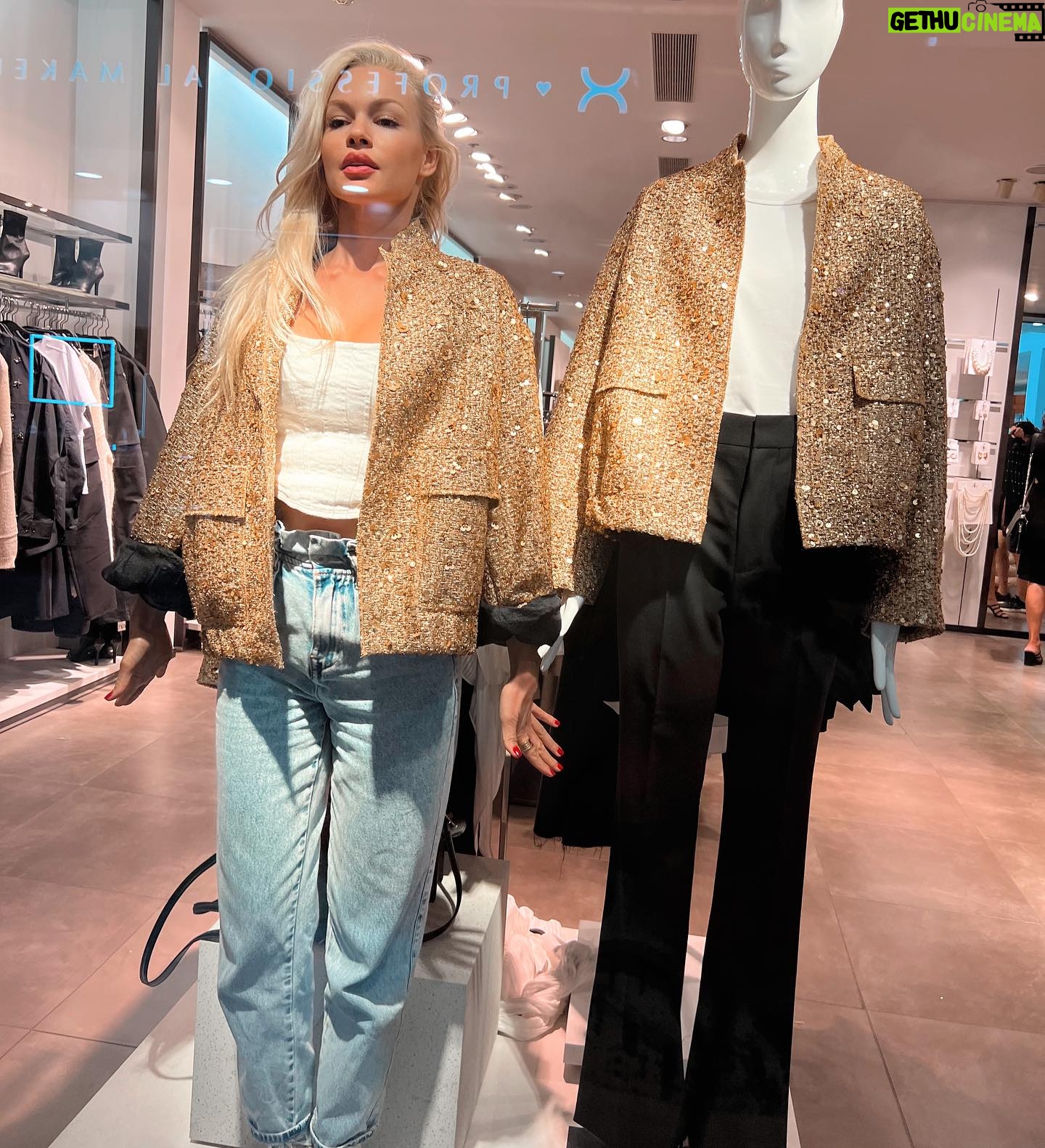 Vicky Kavoura Instagram - Βρεθήκαμε μετά από καιρο.. Τα ειπαμε & φωτογραφηθήκαμε παρέα..🎬 Μοιάζουμε? . . #fashion #style #fashionblogger #fashionstyle #fashionista #ootd #model #beautiful #instagood #moda #instafashion #love #outfit #beauty #photooftheday #shopping #photography #onlineshopping #clothing #clothes #stylish #instagram #outfitoftheday #fashionable #fashiondesigner #fun #mylife #funneverstop #blondgirl #trend