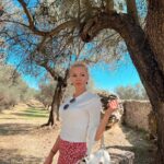 Vicky Kavoura Instagram - Ελιά! Η πλούσια διατροφική αξία της χώρας μας.. #olive #olivetree #oliveoil #sparta #greece #αρχαιαΣπαρτη #home #roots #🤍 #actress #proud #lovemycity #lovemyroots