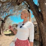 Vicky Kavoura Instagram - Ελιά! Η πλούσια διατροφική αξία της χώρας μας.. #olive #olivetree #oliveoil #sparta #greece #αρχαιαΣπαρτη #home #roots #🤍 #actress #proud #lovemycity #lovemyroots