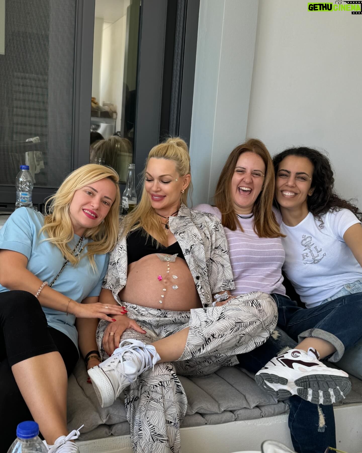 Vicky Kavoura - 3 Likes - 💞🍼⭐️
Το party μας! #blessed 🙏🏽
#partytime
#babyshower
#Μ