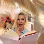 Vicky Kavoura Instagram - 🤍 #sunday 🤍 #sundaymood #coffee #books #ellyzcafe #relax #happytime #roses #pink