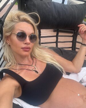 Vicky Kavoura Instagram - 🍓1🍓2 or 🍓3?

#pregnancy #feelings #waitingforyou #9months