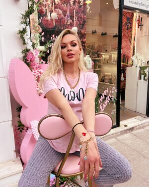 Vicky Kavoura Instagram - So cute καλημέρα ☀️
Κορίτσια μου,σε συνεργασία με την υπέροχη Δήμητρα σας χαρίζω την καρδιά που φοράω στο χέρι μου!
•Κάνε like  στη φωτό 
•follow εμένα  και @socutebydimi 
•Κάνε tag δυο φίλες σου στο σχόλιο 

Η κλήρωση θα γίνει την επόμενη Τρίτη 😉
•Μην ξεχάσεις να  ακολουθήσεις όλα τα βηματα!!

#giveawayalert #girls #giveaway #heart