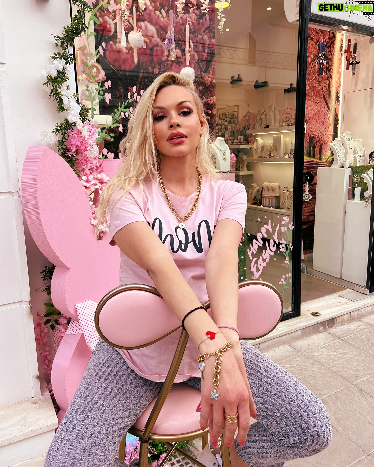Vicky Kavoura - 3 Likes - So cute καλημέρα ☀️
Κορίτσια μου,σε συνεργασία με την υπέροχη Δήμητρα σας χαρίζω την καρδιά που φοράω στο χέρι μου!
•Κάνε like στη φωτό
•follow εμένα και @socutebydimi
•Κάνε tag δυο φίλες σου στο σχόλιο
Η κλήρωση θα γίνει την επόμενη Τρίτη 😉
•Μην ξεχάσεις να ακολουθήσεις όλα τα βηματα!!
#giveawayalert #girls #giveaway #heart