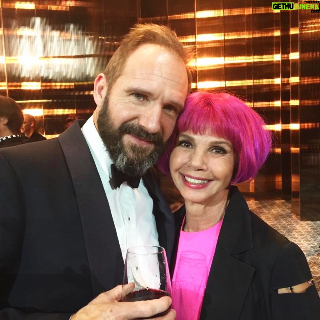 Victoria Abril - 4.9K Likes - Au Festival de Cinéma Européen de Séville pour remettre le prix EFA d’honneur à Ralph Fiennes.