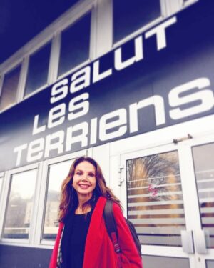 Victoria Abril Instagram - De retour chez Thierry Ardisson pour un inédit de @salutlesterriens ce samedi 24 mars sur @c8lachaine . J’y livrerais quelques secrets sur les coulisses de « Paprika » que j’interprète en ce moment au @theatredelamadeleine .
Hasta luego ❤️
💃🏾