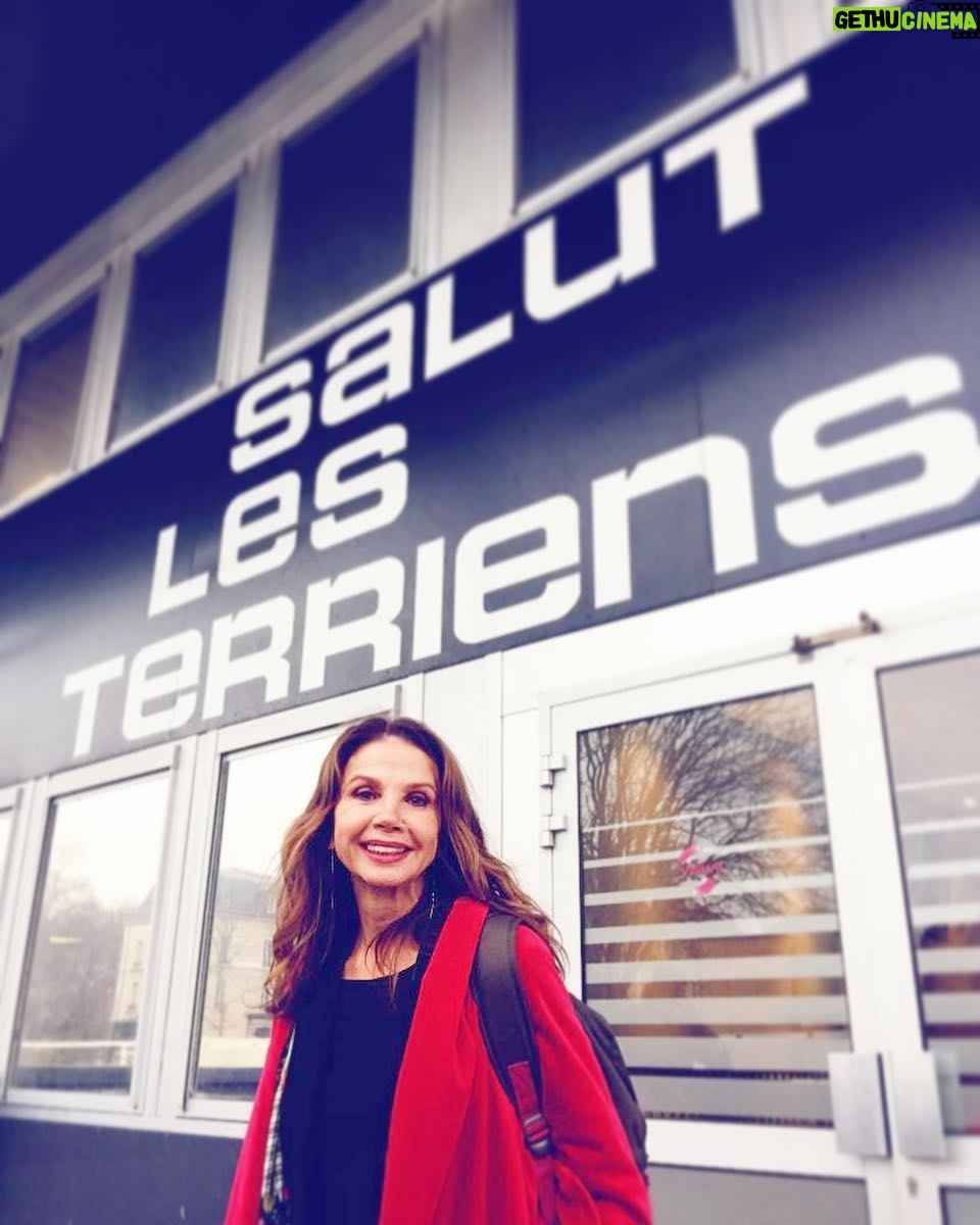 Victoria Abril - 2.9K Likes - De retour chez Thierry Ardisson pour un inédit de @salutlesterriens ce samedi 24 mars sur @c8lachaine . J’y livrerais quelques secrets sur les coulisses de « Paprika » que j’interprète en ce moment au @theatredelamadeleine .
Hasta luego ❤️
💃🏾