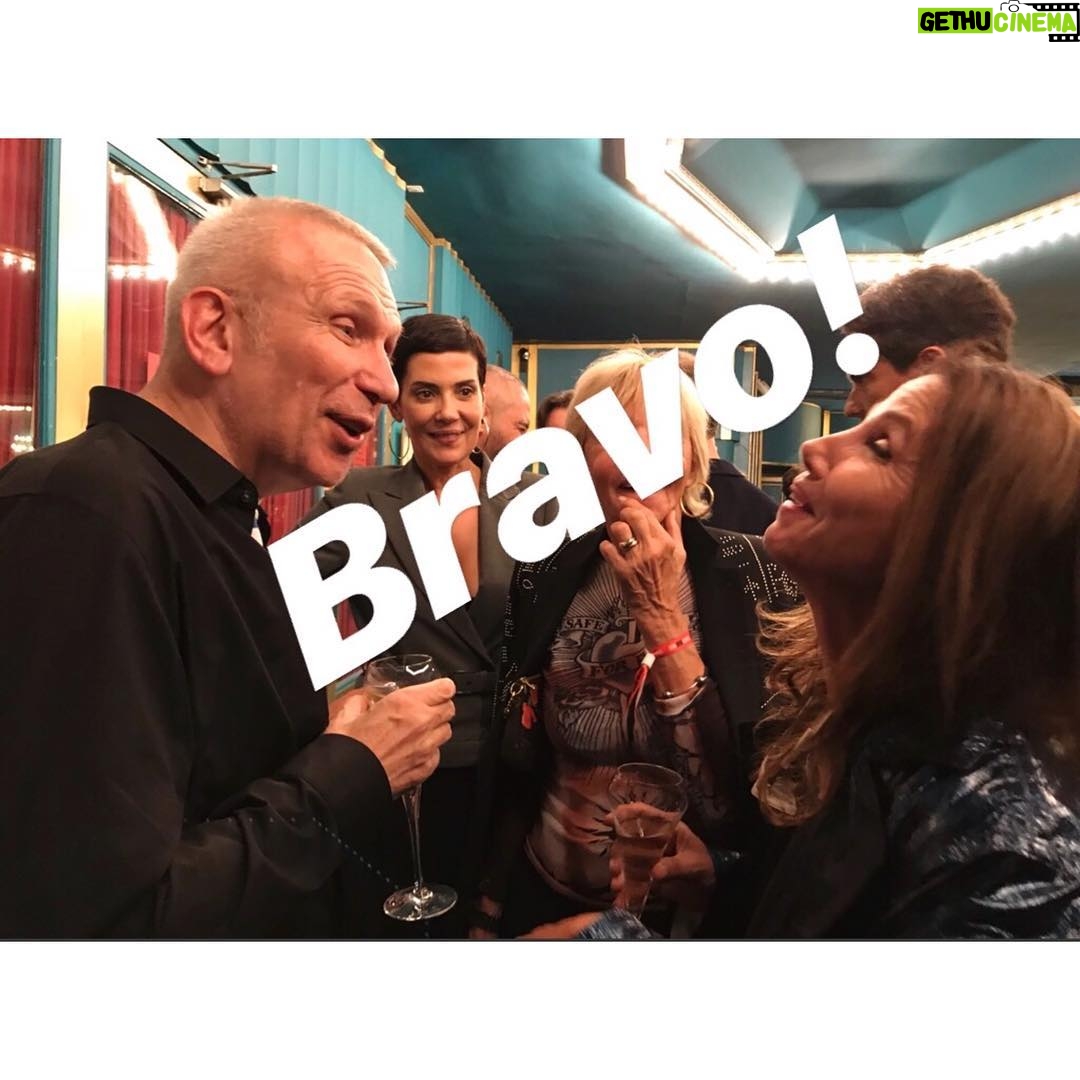 Victoria Abril - 5.7K Likes - Ce week-end on était à la première du #fashionfreakshow de @jpgaultierofficial aux @foliesbergere_officiel et c’était le feu ! À voir ab-so-lu-ta-mente 😱
Encore bravo Jean Paul ❤️