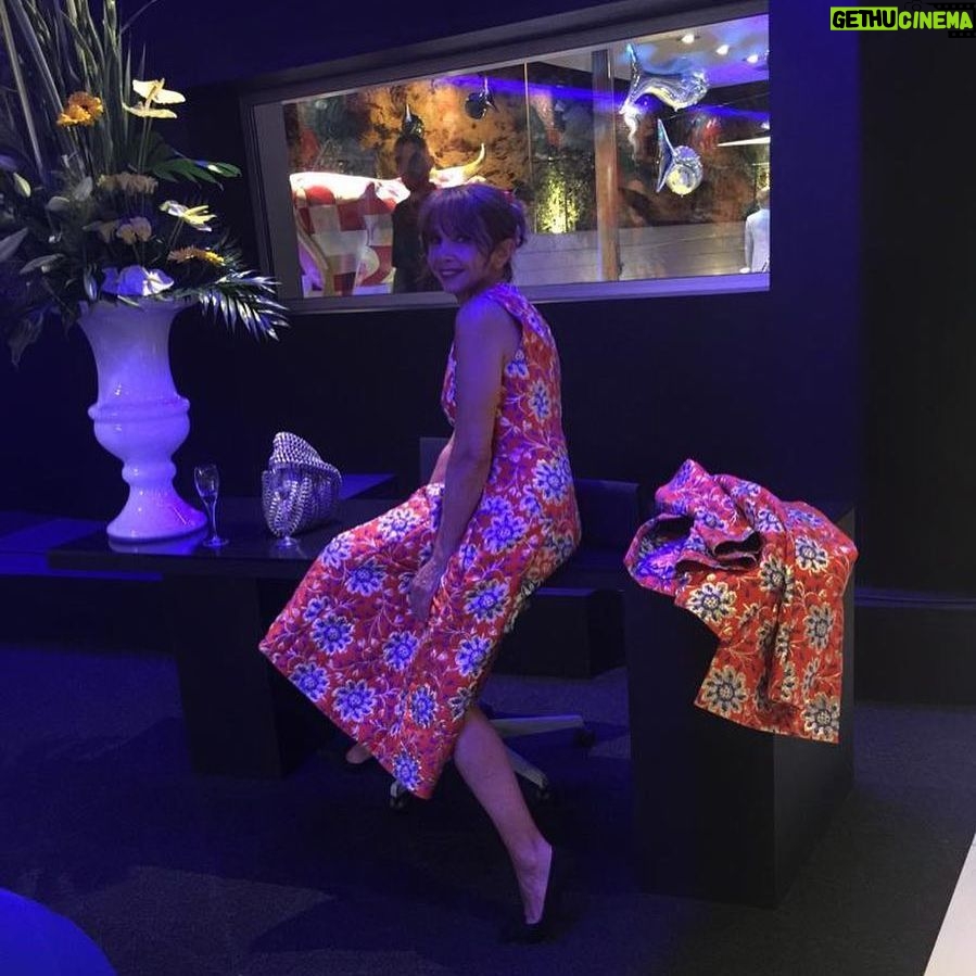 Victoria Abril - 4.3K Likes - Très heureuse d’être la marraine de l’hôtel de créateur @nhowmarseille . Un plaisir d’être parmi les premières à profiter de cet endroit unique à Marseille !
Habillée en @maisonrabihkayrouz ❤️